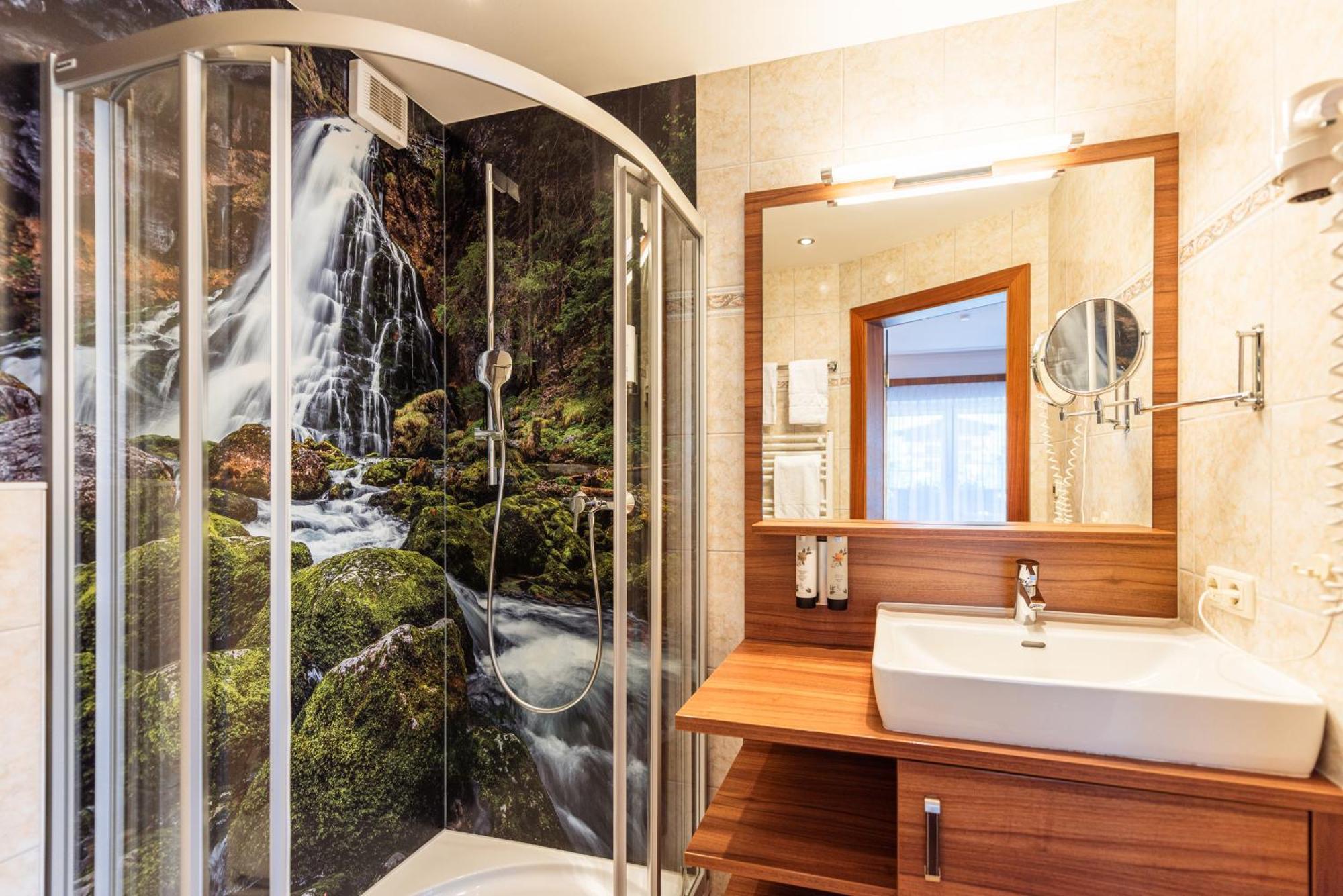 Hotel Lohningerhof Maria Alm am Steinernen Meer Pokoj fotografie